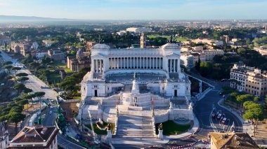 Roma 'daki Venedik Meydanı Lazio İtalya. Şehrin ünlü bölgesindeki ortaçağ binasının kuş bakışı görüntüsü. Metropolitan Skyline Binaları Güzel. Bina Mimarlık Şirketi. Roma Lazio.