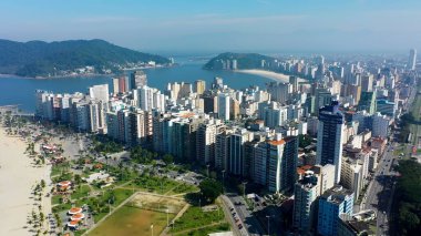 Santos Sao Paulo Brezilya 'da sahil şehri. Yüksek katlı binaların ve şehir yaşamını gösteren trafik gösterilerinin havadan görüntüsü. Şehir Bulutları Gökyüzü Arkaplanı Şehir. Şehir dışındaki ünlü. Santos Sao Paulo.