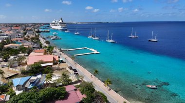 Bonaire Skyline Kralendijk Bonaire Hollanda Antilleri 'nde. Yukarıdan canlı bir şehrin telaş ve koşuşturmasını yakalamak. Terkedilmiş Peyzaj Eğlencesi Güzelliği. Terkedilmiş Rıhtım Kıyısı.