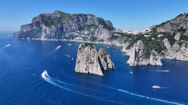 İtalya Capri Napoli 'deki Faraglioni Adası. Turkuaz Okyanus Dalgaları Tropik Sahile Yavaşça Çarpıyor. Sahil Bulutları Yaz mevsimi. Sahil Panorama. Capri Napoli.