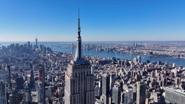 New York Skyline Manhattan 'da New York Birleşik Devletlerinde. Modern Cam Gökdelen, Hareketli Şehrin Üzerinde Yükseliyor. Metropolitan Peyzaj Ticari Binası Çarpıcı. Metropolitan Atılgan Kasabası.
