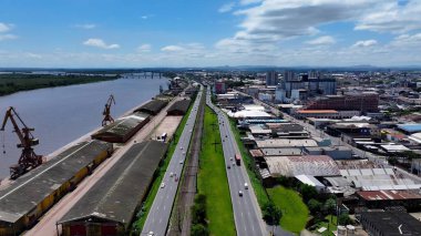 Porto Alegre 'deki çevre yolu Rio Grande Do Sul Brazil. Otobanda yoğun trafiğin nefes kesici hava manzarası var. Metropolitan Manzara Gökdelenleri. Güzel. Metropolitan Şehir.