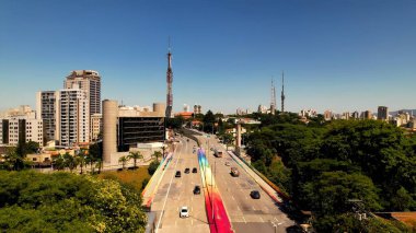 Sumare Bulvarı, Sao Paulo Brezilya Köprüsü. Gökdelenleri Şehir Merkezi Şehir Yaşamını Yansıtıyor. İnşaat Manzarası Panoramik Şehir Görünümü Meşgul. Panoramik Şehir Görünümü.