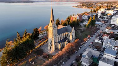Bariloche Rio Negro Arjantin 'deki Bariloche Kilisesi. Güzel Manzaranın Ortasında Uzun Duran Kilisenin Kuş Gözü Manzarası. Günbatımı Doğa Turizmi İkon Gündoğumu Dağı. Doğa Gündoğumu. Bariloche Rio Zencisi.