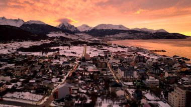 Ushuaia 'da kar yağışı Tierra Del Fuego Arjantin' de. Yüksek binaları ve trafiği olan hareketli bir şehrin havadan görünüşü. Patagonya Buzulu 'na doğru. Açık havada Yüksek Açılı Kar Görünümü.