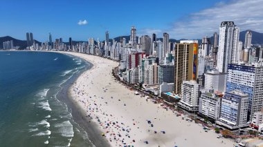 Camboriu Santa Catarina Brezilya 'daki Balnear io Camboriu Skyline. Yüksek binaları ve trafiği olan hareketli bir şehrin havadan görünüşü. Ada Hayatı Manzarası Huzurlu Güzel.