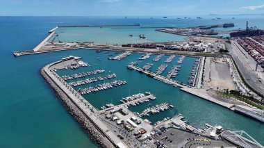 Valencia Valence Community İspanya 'daki La Marina Otoparkı. Yukarıdan canlı bir şehrin telaş ve koşuşturmasını yakalamak. Cennet Adası Manzarası Minnettar Güzel. Yaz Zamanı Minnettar Kıyı.