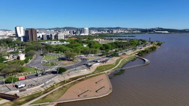 Porto Alegre 'deki Guaiba Sınırı Rio Grande Do Sul Brezilya. Yaz tatilinde harika bir sahil manzarası olan kuş bakışı. Endüstriyel Peyzaj Ticari Binası Güzel.