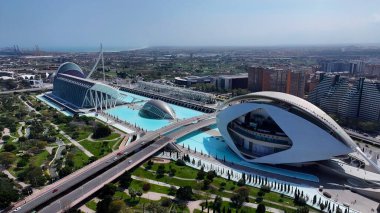 Valencia İspanya 'daki Bilim Müzesi. Yüksek katlı binaların ve şehir yaşamını gösteren trafik gösterilerinin havadan görüntüsü. Metropol Manzarası Panoramik Şehir Manzarası Güzel. Kentsel Panoramik Şehir Görünümü.
