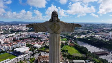Lizbon 'daki Kral İsa. İsa 'nın Dünya Mirası Unesco Kurtarıcı Heykeli. İş Bulutları Gökyüzü Şehir Merkezi. İş dünyası geniş çaplı. Lizbon Portekiz.