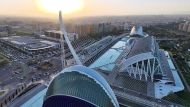 Valencia İspanya 'daki Sanat Sarayı. Modern Cam Gökdelen, Hareketli Şehrin Üzerinde Yükseliyor. Günbatımı Gökyüzü Arkaplanı Şehir Merkezi. Şehir merkezinde Sunset Exterior. Valencia İspanya.