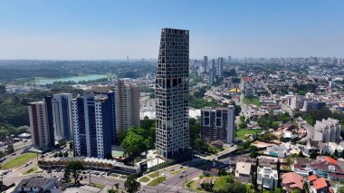 Curitiba Parana Brezilya 'da Curitiba Skyline. Yüksek binaları ve trafiği olan hareketli bir şehrin havadan görünüşü. Şehir merkezindeki iş dünyası. Şehir merkezinin dışında Panning Wide 'da. Curitiba Parana.