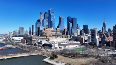 New York Skyline Manhattan 'da New York Birleşik Devletlerinde. Kuşlar, sokaklar ve binalarla çarpıcı şehir manzarasına bakıyor. Endüstriyel Peyzaj Ticari Binası Güzel.