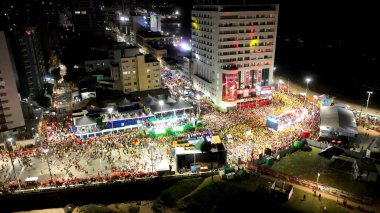 Salvador Bahia Brezilya 'da gece karnavalı partisi. Sambadrome 'un ünlü karnaval manzarası yukarıdan görünüyor. Peyzaj Alanı Ticari Binası İnanılmaz.