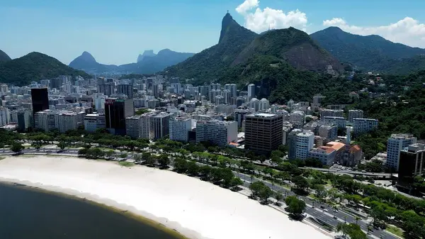 Rio de Janeiro Rio de Janeiro Brezilya 'daki Flamengo Parkı. Büyüleyici Tropikal Sahne Sahnesi Yukarıdan Görünüyor. İş Bulutları Gökyüzü Şehir Merkezi. Arkaplan Panoramik Şehir.