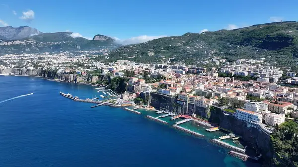 Sorrento Napoli 'deki Sorrento Plajı. Büyüleyici Tropikal Sahne Sahnesi Yukarıdan Görünüyor. Cennet Peyzajı Gezgin Şehveti. Cennet Sahili. Sorrento Napoli.