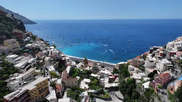 Positano Salerno İtalya 'daki Amalfi Sahili. Turkuaz Okyanus Dalgaları Tropik Sahile Yavaşça Çarpıyor. Shore Clouds Plaj Denizi. Shore Panning Wide 'da. Positano Salerno.