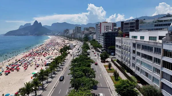 Rio de Janeiro Brezilya 'daki Ipanema Plajı. Yaz tatilinde harika bir sahil manzarası olan kuş bakışı. Sahil Bulutları Yaz mevsimi. Sahil Panorama. Rio de Janeiro Brezilya.