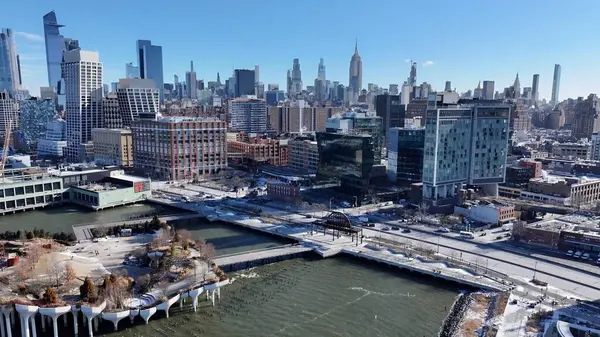 New York Skyline Manhattan 'da New York Birleşik Devletlerinde. Yukarıdan canlı bir şehrin telaş ve koşuşturmasını yakalamak. Metropol Manzarası Panoramik Şehir Manzarası Güzel. Kentsel Panoramik Şehir Görünümü.