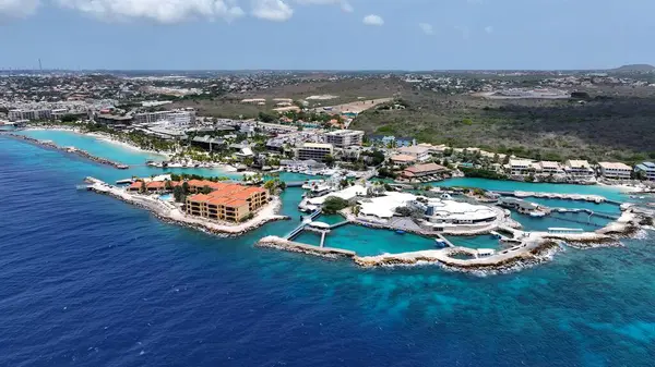 Willemstad Hollanda 'daki Deniz Akvaryumu Curacao. Turkuaz Okyanus Dalgaları Tropik Sahile Yavaşça Çarpıyor. Horizon Sahili Denizi kıyısında. Shore Seaside Panning Wide 'da. Willemstad Hollanda.