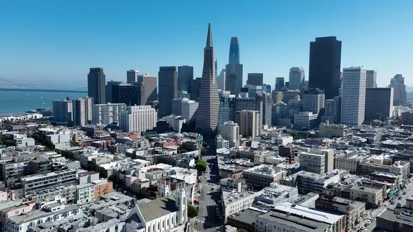 San Francisco, Kaliforniya 'daki trafik bulvarı. Şehir merkezinin modern binalarla dolup taşması. Metropolitan Manzara Gökdelenleri. Güzel. Metropolitan Şehir.