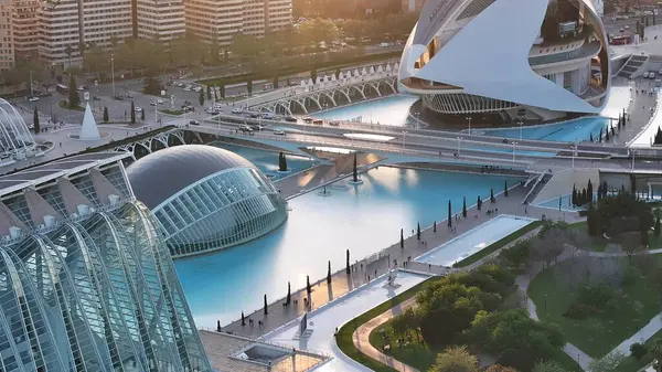 Valencia İspanya 'daki Günbatımı Bilim Müzesi. Yukarıdan canlı bir şehrin telaş ve koşuşturmasını yakalamak. İnşaat endüstrisi Skyline Birds View Vibrant. Şehirli Kuşlar Manzarası. Valencia İspanya.