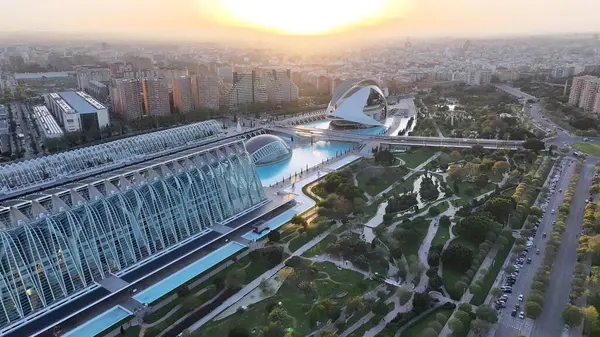 Valencia İspanya 'daki Bilim Müzesi. Şehir merkezinin modern binalarla dolup taşması. Günbatımı Bulutları Şehir Merkezi Şehir Merkezi. Şehir merkezinde Sunset Exterior. Valencia İspanya.