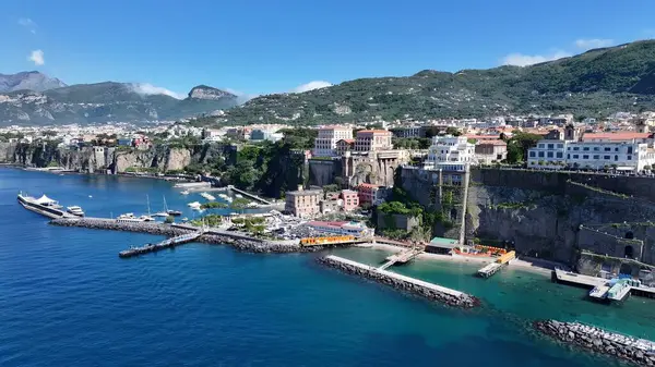 Sorrento Napoli 'deki Sorrento Plajı. Bereketli bir tropikal sahil manzarasının nefes kesici görüntüsü. Cennet Skyline Idyllic göz kamaştırıcı. Paradise Rıhtım Sahili. Sorrento Napoli.