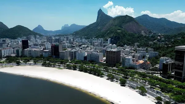 Rio de Janeiro Rio de Janeiro Brezilya 'daki Flamengo Parkı. Bereketli bir tropikal sahil manzarasının nefes kesici görüntüsü. Cennet Peyzajı Gezgin Şehveti. Cennet Sahili.