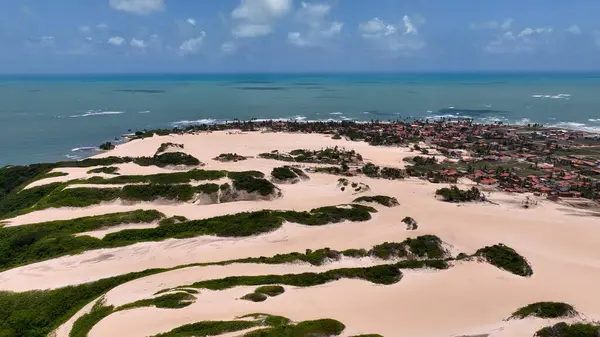 Natal Rio Grande Do Norte Brezilya 'daki Genipabu Plajı. Turkuaz Okyanus Dalgaları Tropik Sahile Yavaşça Çarpıyor. Shore Sky Clouds Plaj Denizi. Uluslararası Plaj Panoraması. Natal Rio Grande do Norte.