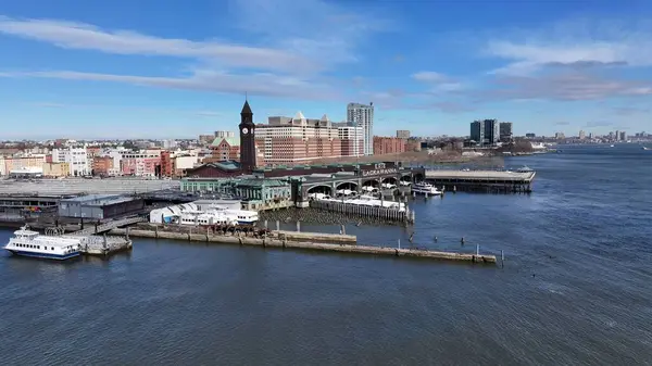 Jersey City, New Jersey 'den Erie Lackawanna Rayway. Şehir merkezindeki Urban Scene of Railway Tren İstasyonu. Şehir Gökyüzü Arkaplanı Kentsel. Şehir merkezinin yukarısında..