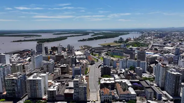 Porto Alegre Skyline In Porto Alegre Rio Grande Do Sul Brazil. Etrafı yemyeşil tropikal yağmur ormanlarıyla çevrili bir nehrin havadan görünüşü.