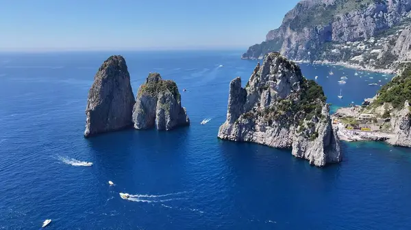 Napoli, Campania İtalya 'dan Faraglioni. Kristal berrak sularla sersemletici sahilin havadan görünüşü. Cennet Peyzajı Gezgin Şehveti. Cennet Sahili. Napoli Campania.