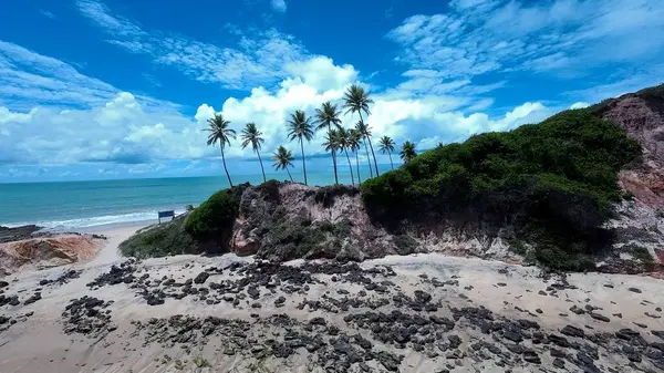 Joao Pessoa Paraiba Brezilya 'daki Coqueirinho Plajı. Turkuaz Okyanus Dalgaları Tropik Sahile Yavaşça Çarpıyor. Horizon Sahili Denizi kıyısında. Deniz kenarı seyahati. Joao Pessoa Paraiba.