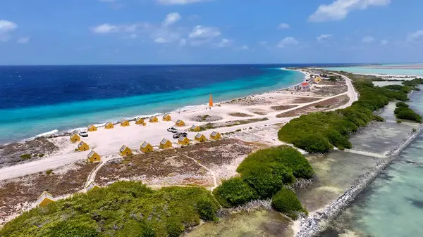 Kraliyetteki Kızıl Köle Kulübeleri Bonaire Hollanda Antilleri. Karayipler 'in nefes kesici manzarası. Sahil Gökyüzü Sahil Kıyısı Yaz Zamanı. Sahil Sahil Sahili Panoramik. Kralendijk Bonaire.
