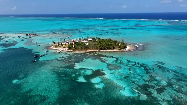 San Andres Akvaryumu San Andres Providencia Y Santa Catalina Kolombiya. Kristal berrak sularla sersemletici sahilin havadan görünüşü. Shore Clouds Plaj Denizi. Kıyı Dönüşümü Geniş.