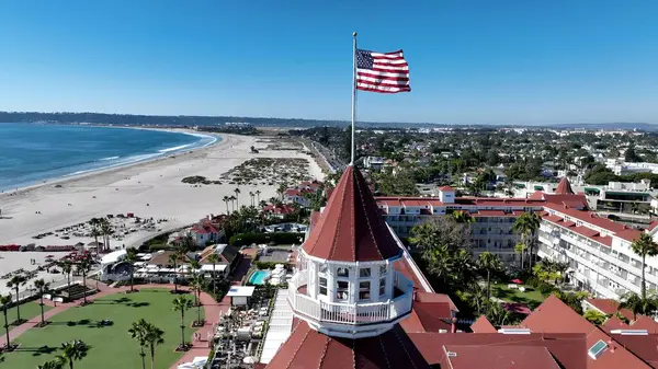 San Diego, Kaliforniya 'daki Conorado Plajı. Yaz tatilinde harika bir sahil manzarası olan kuş bakışı. Cennet Adası Skyline Idyllic Güzeli. Cennet Adası Denizi.