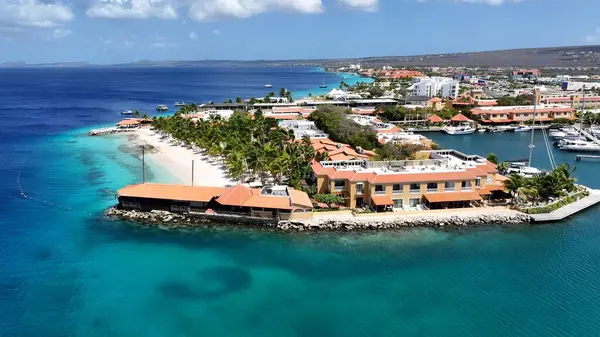 Kralendijk Bonaire Hollanda 'daki sahil beldesi Antiller. Turistler Karayip Denizi 'nde güneşli bir günün tadını çıkarıyorlar. Cennet Skyline Idyllic göz kamaştırıcı. Paradise Rıhtım Sahili. Kralendijk Bonaire.