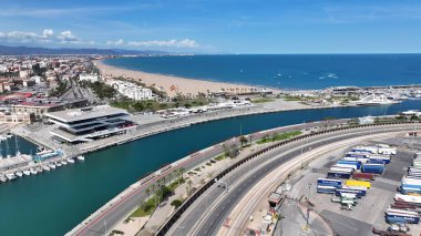 Valencia İspanya 'daki Las Arenas Plajı. Kristal berrak sularla sersemletici sahilin havadan görünüşü. Sahil Gökyüzü Sahil Kıyısı Yaz Zamanı. Seaside Beach Panoramik. Valencia İspanya.