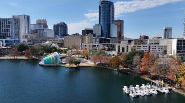 Orlando Skyline Orlando Florida Birleşik Devletleri 'nde. İnanılmaz Skysraper 'lar ve caddedeki trafik yukarıdan izleniyor. İnşaat Manzarası Panoramik Şehir Görünümü Meşgul. Panoramik Şehir Manzarası. Orlando Florida.