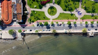 Brezilya Denizcilik Limanı 'ndaki nakliye gemisi. Kargo nakliye limanı dolu ve dolup taşan bir liman. Şehir merkezinde Gökyüzü Bulutları. Şehir merkezinin dışında. Ünlü. Denizcilik Limanı Santos.