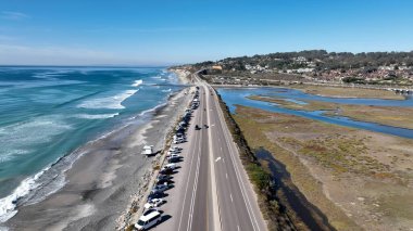 Torrey Pines Eyalet Plajı, San Diego Kaliforniya Birleşik Devletleri. Yaz tatilinde harika bir sahil manzarası olan kuş bakışı. Shore Clouds Plaj Denizi. Shore Panning Wide 'da. San Diego California.
