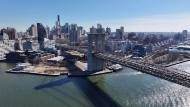 Manhattan 'daki Brooklyn Skyline New York Birleşik Devletleri. Trafik, modern bir kablolu yayın konsolu köprüsünün karşısına geçiyor. Şehir Gökyüzü Arkaplanı Kentsel. Şehir merkezinin yukarısında. Manhattan New York.