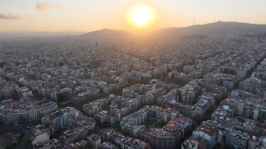Barselona Katalonya Topluluğu 'nda Sunset Barcelona Skyline. Gökdelenleri Şehir Merkezi Şehir Yaşamını Yansıtıyor. Şehir Gökyüzü Arkaplan Aydınlatma Şehir.