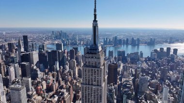 Manhattan 'daki Empire State, New York Birleşik Devletleri. Fütürist Gökdelen şehir merkezinin üzerinde yükseliyor. İş Bulutları Gökyüzü Şehir Merkezi. İş dünyası geniş çaplı. Manhattan New York.