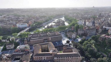 Roma 'da Günbatımı Roma silueti Lazio İtalya. Şehir merkezindeki Landmark Ortaçağ binasının havadan görünüşü. Metropolitan Şirketi Binası 'nı inşa etmek. Metropolitan Şehir. Roma Lazio.
