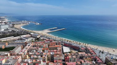 Barcelona Katalonya İspanya 'da Barselona Skyline. Bereketli bir tropikal sahil manzarasının nefes kesici görüntüsü. Terkedilmiş Peyzaj Eğlencesi Güzelliği. Terk edilmiş rıhtım kıyısı. Barselona Katalonya.