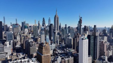 Manhattan, New York 'taki Empire State Binası. Yüksek katlı binaların ve şehir yaşamını gösteren trafik gösterilerinin havadan görüntüsü. Metropolitan Manzara Gökdelenleri Güzel.