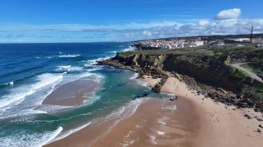 Lizbon 'un Sintra bölgesindeki Praia Grande Plajı. Turkuaz Okyanus Dalgaları Tropik Sahile Yavaşça Çarpıyor. Horizon Sahili Denizi kıyısında. Shore Seaside Panning Wide 'da. Lizbon Sintra Bölgesi.