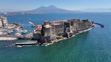 Napoli Campania İtalya 'daki Dell Ovo Kalesi. Şehrin ünlü bölgesindeki ortaçağ binasının kuş bakışı görüntüsü. Sahil Gökyüzü Sahil Kıyısı Yaz Zamanı. Deniz kenarındaki panoramik. Napoli Campania.